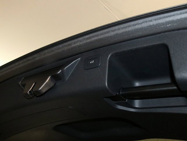 Used 2023 Land Rover Discovery Sport SE image 30