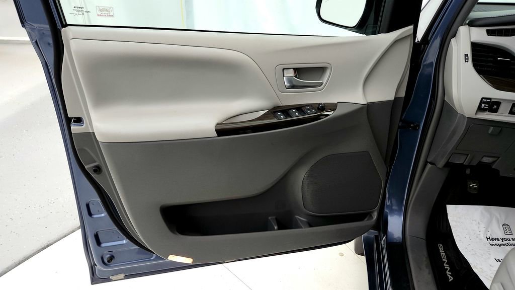 Used 2017 Toyota Sienna XLE FWD image 18