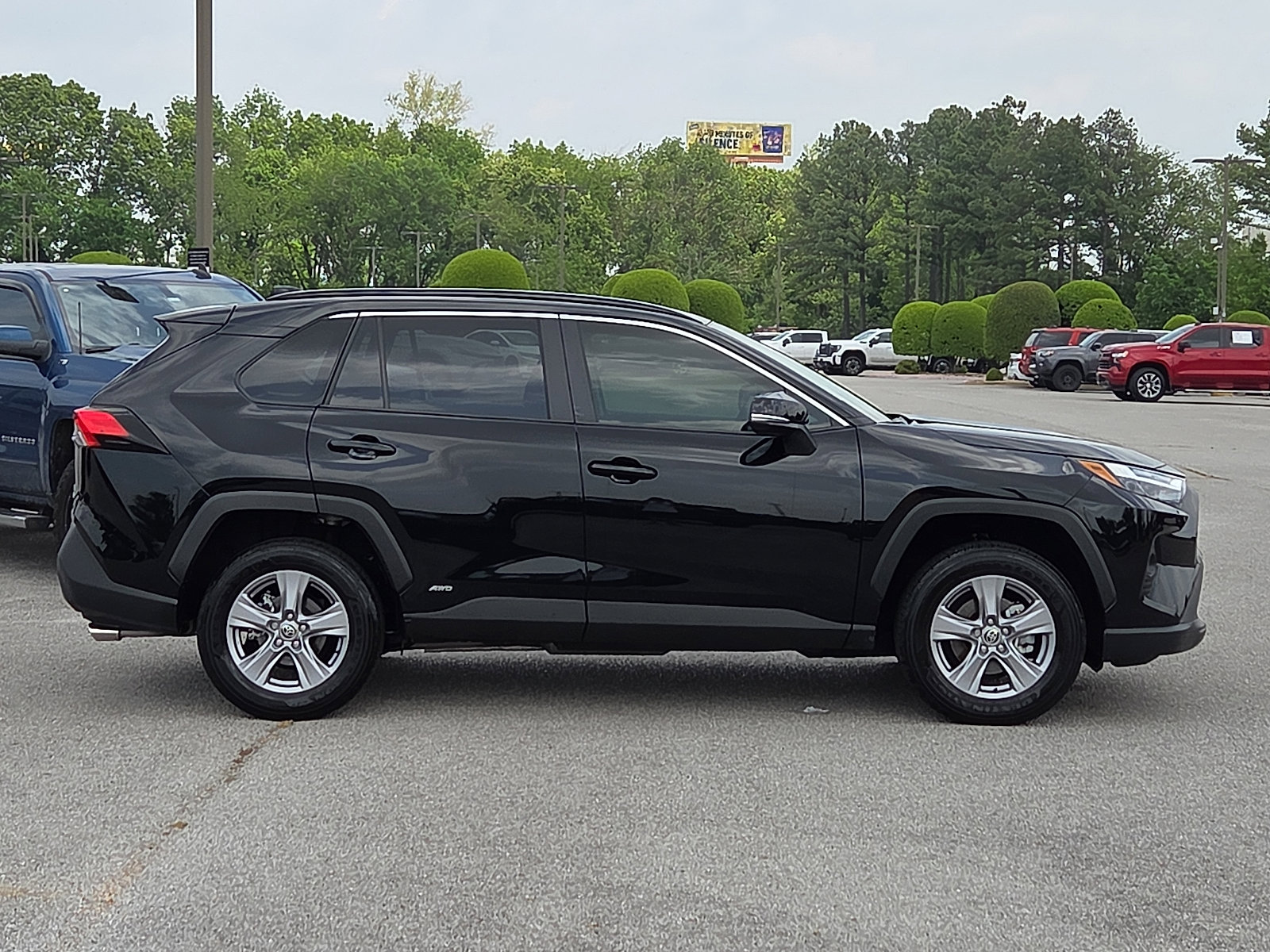 Used 2025 Toyota RAV4 XLE w/ Convenience Package AWD/4WD image 6