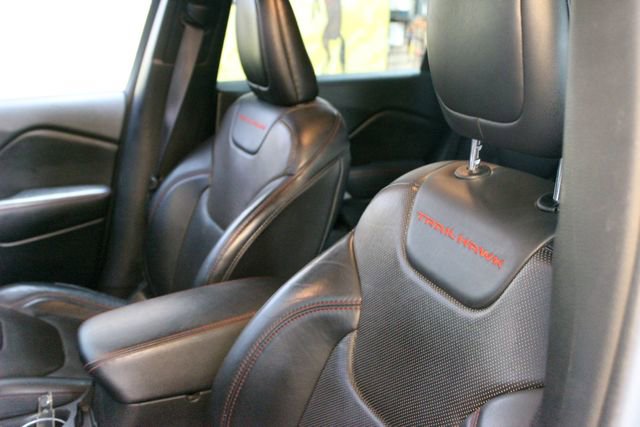 Used 2017 Jeep Cherokee Trailhawk AWD/4WD image 19