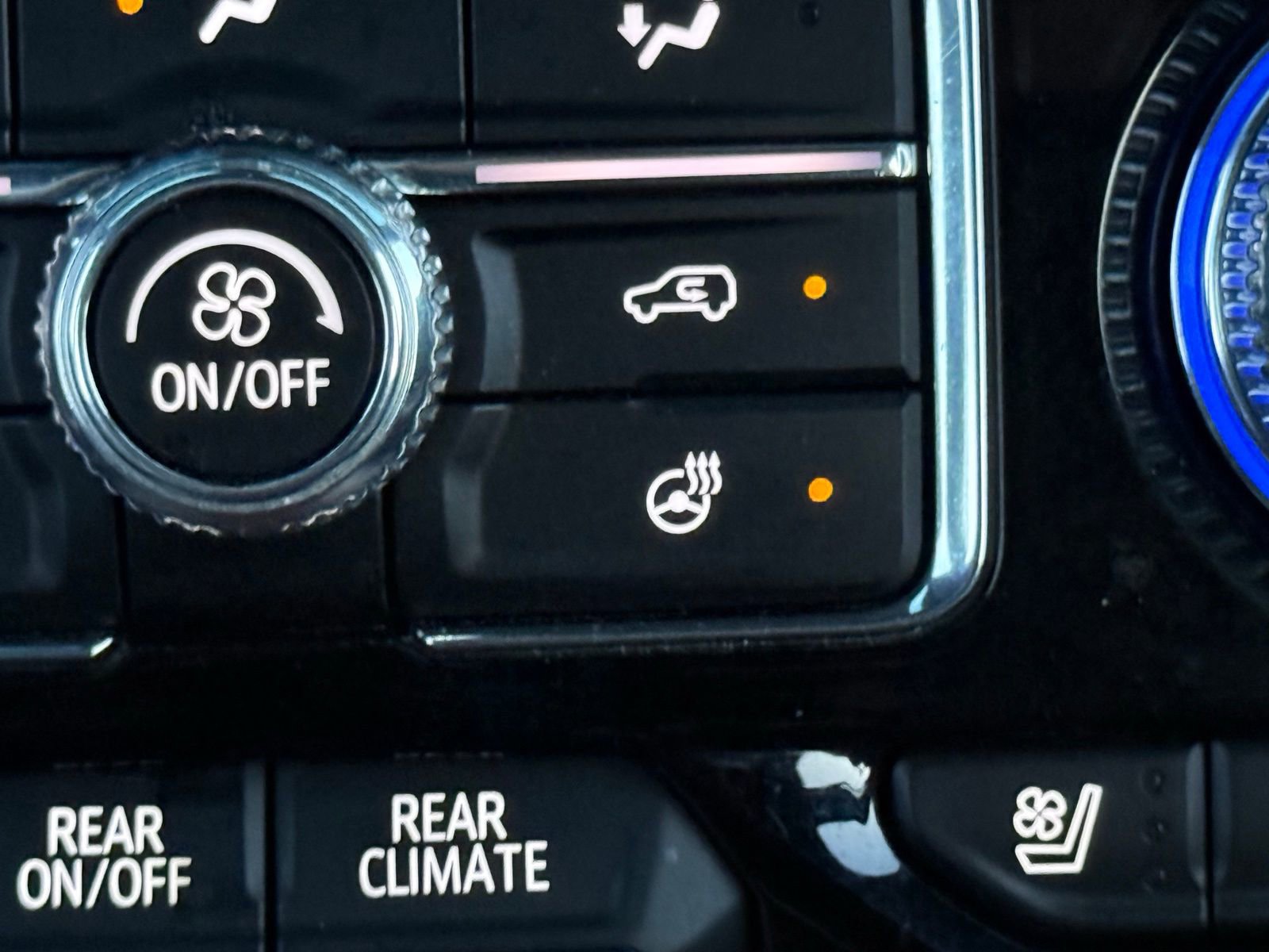 Used 2023 GMC Yukon Denali Ultimate AWD/4WD image 32