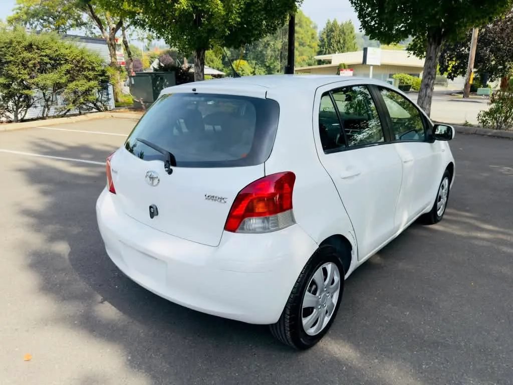 Used 2010 Toyota Yaris 4-Door Hatchback FWD image 5