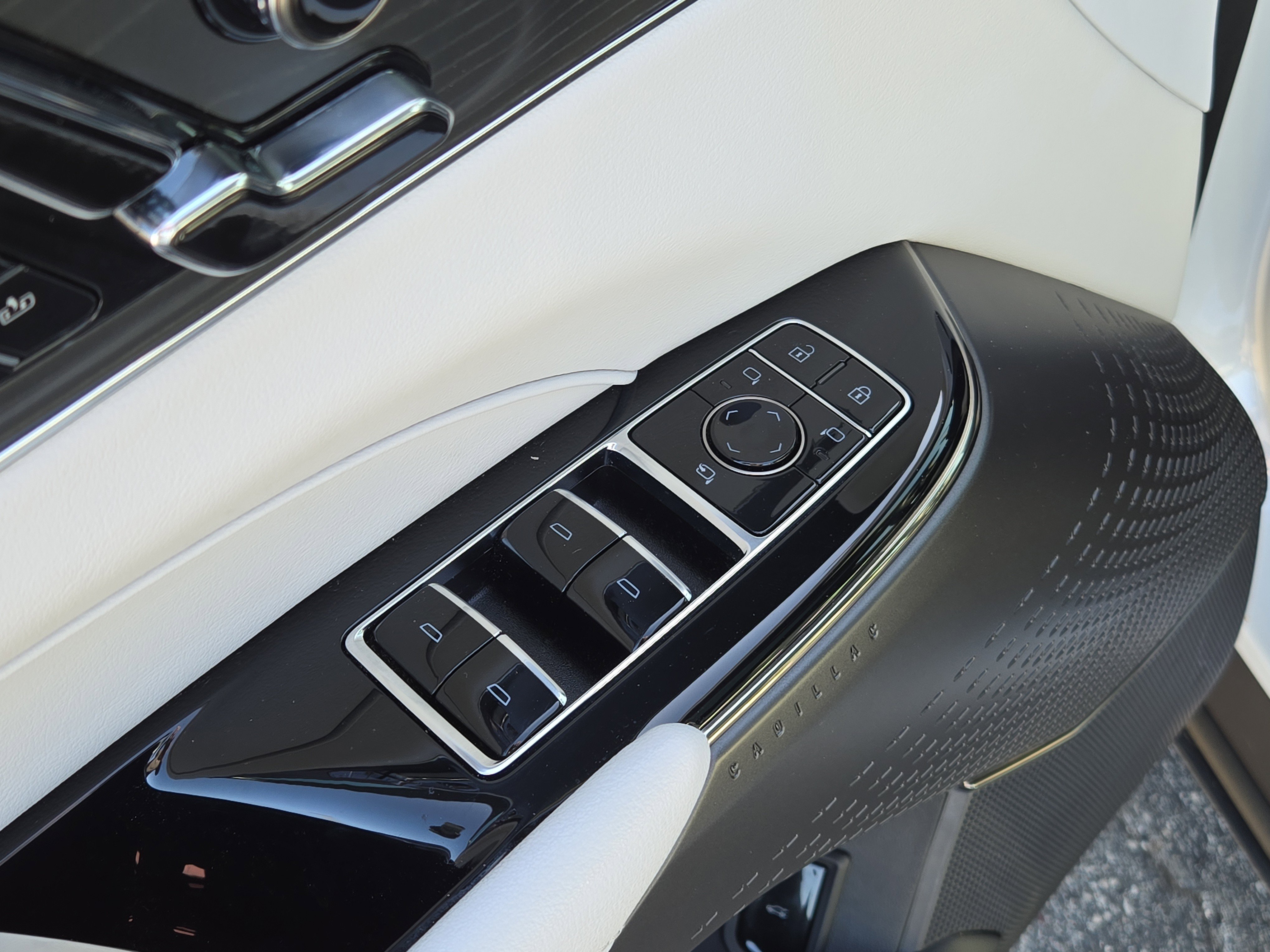 Used 2024 Cadillac Lyriq Luxury RWD image 16