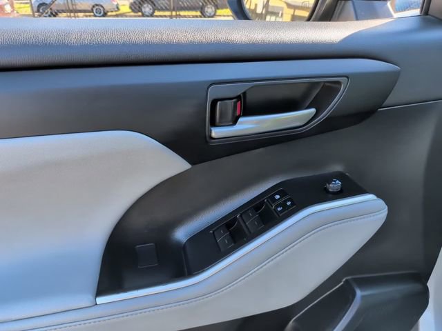 Used 2024 Toyota Highlander XLE FWD image 15