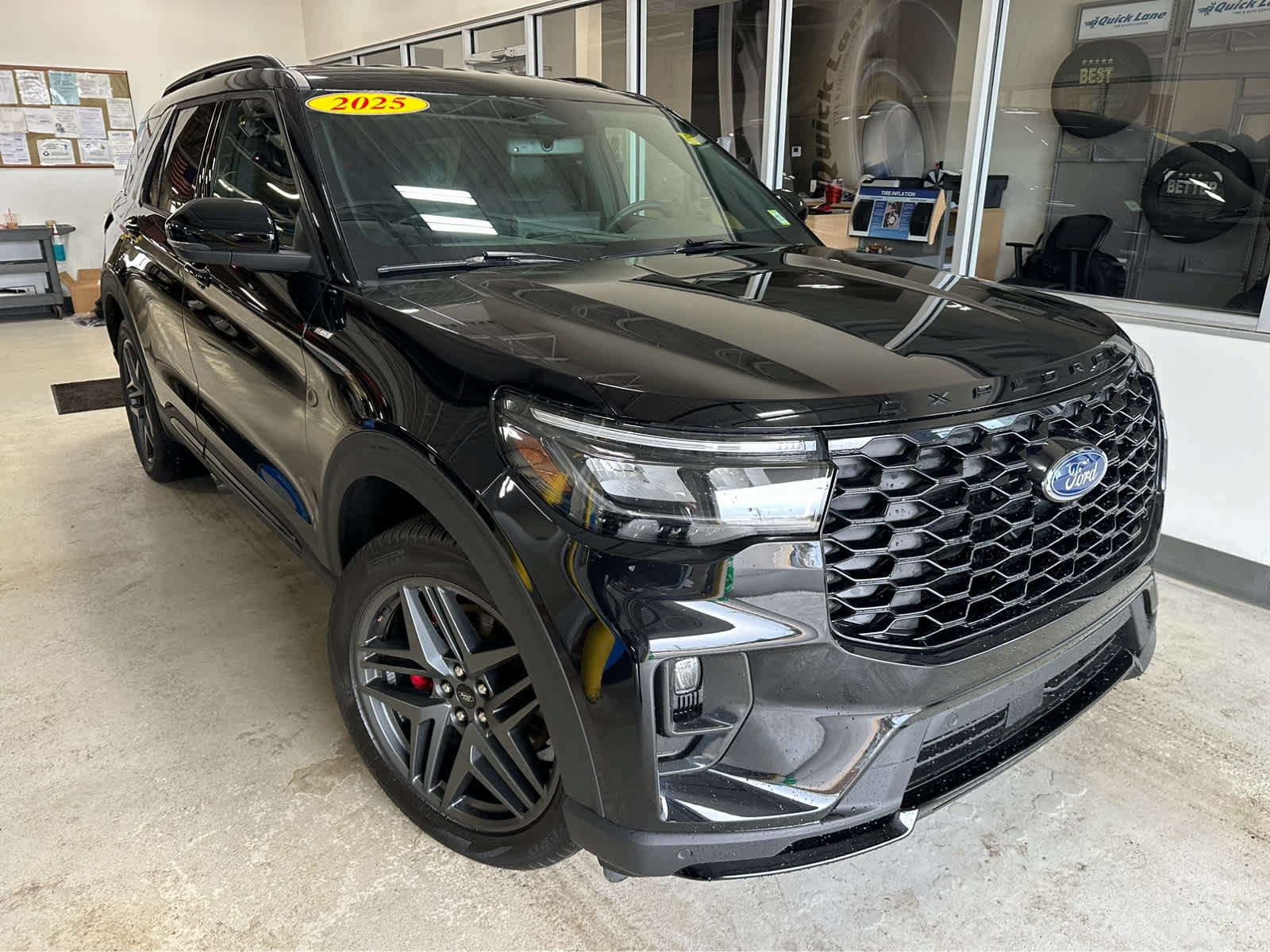 Used 2025 Ford Explorer ST-Line w/ Premium Package AWD/4WD image 2