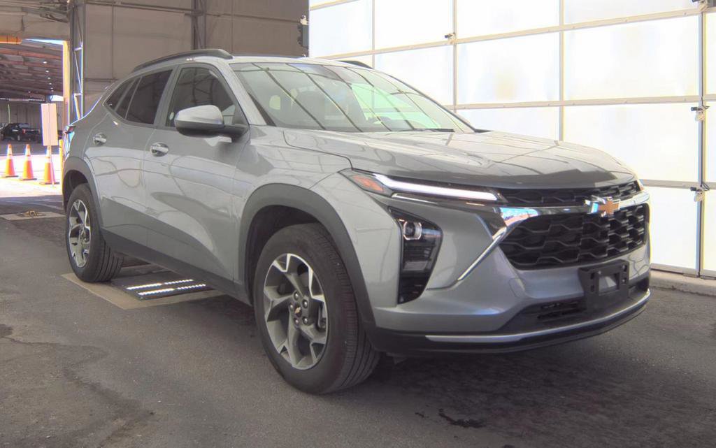 Used 2025 Chevrolet Trax LT w/ LT Convenience Package FWD image 2