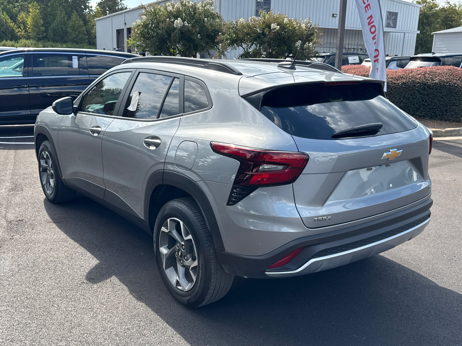 Used 2025 Chevrolet Trax LT FWD image 7