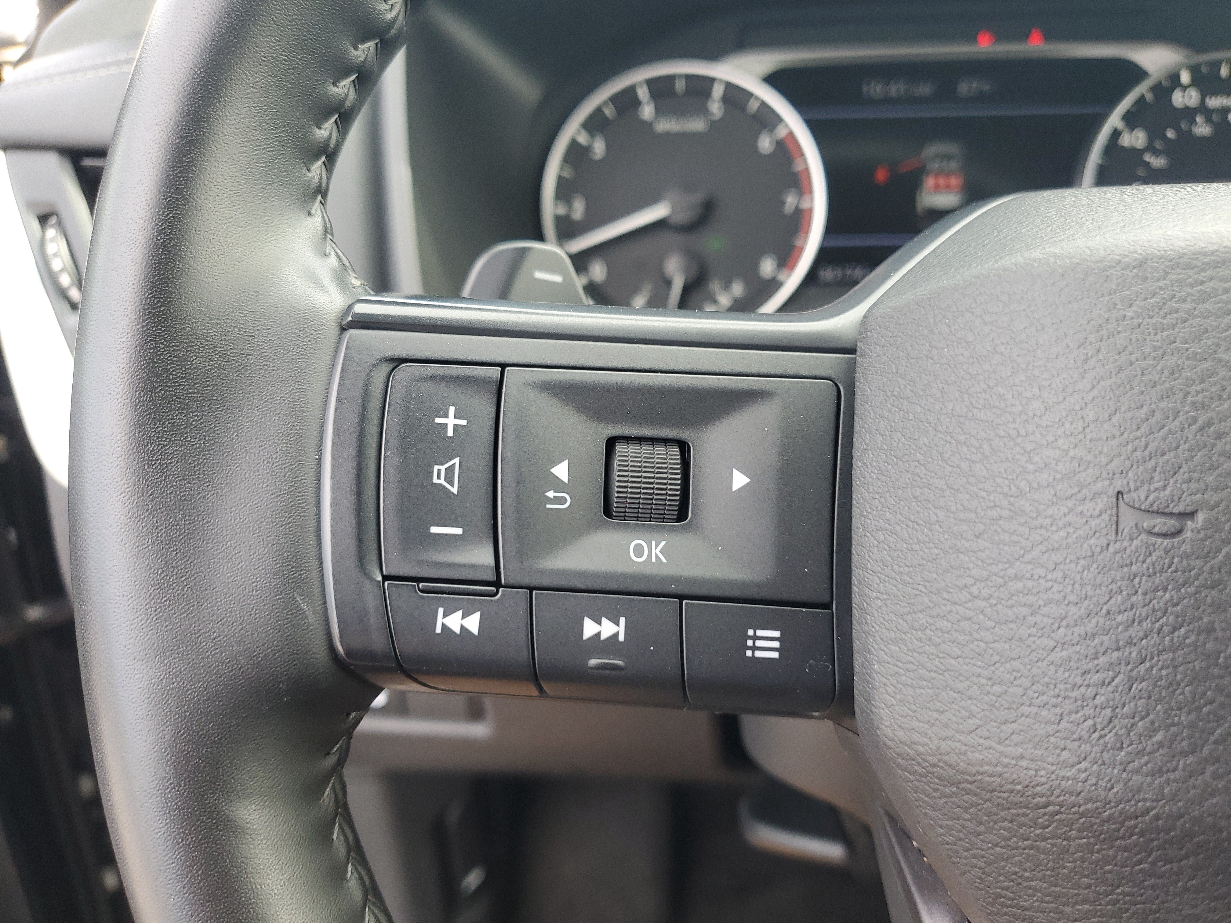 Used 2025 Nissan Rogue SV AWD/4WD image 16