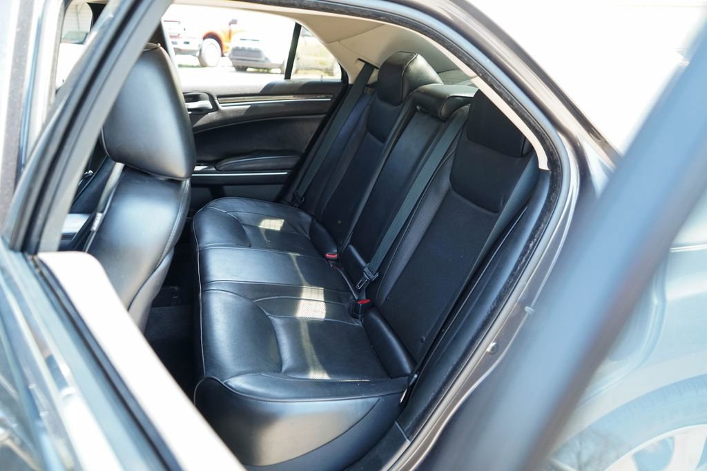 Used 2019 Chrysler 300 Limited w/ Safetytec Plus Group image 32