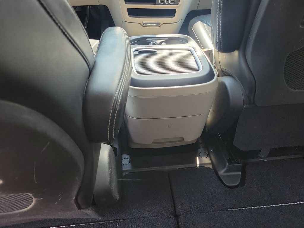 Used 2023 Chrysler Pacifica Touring-L FWD image 11