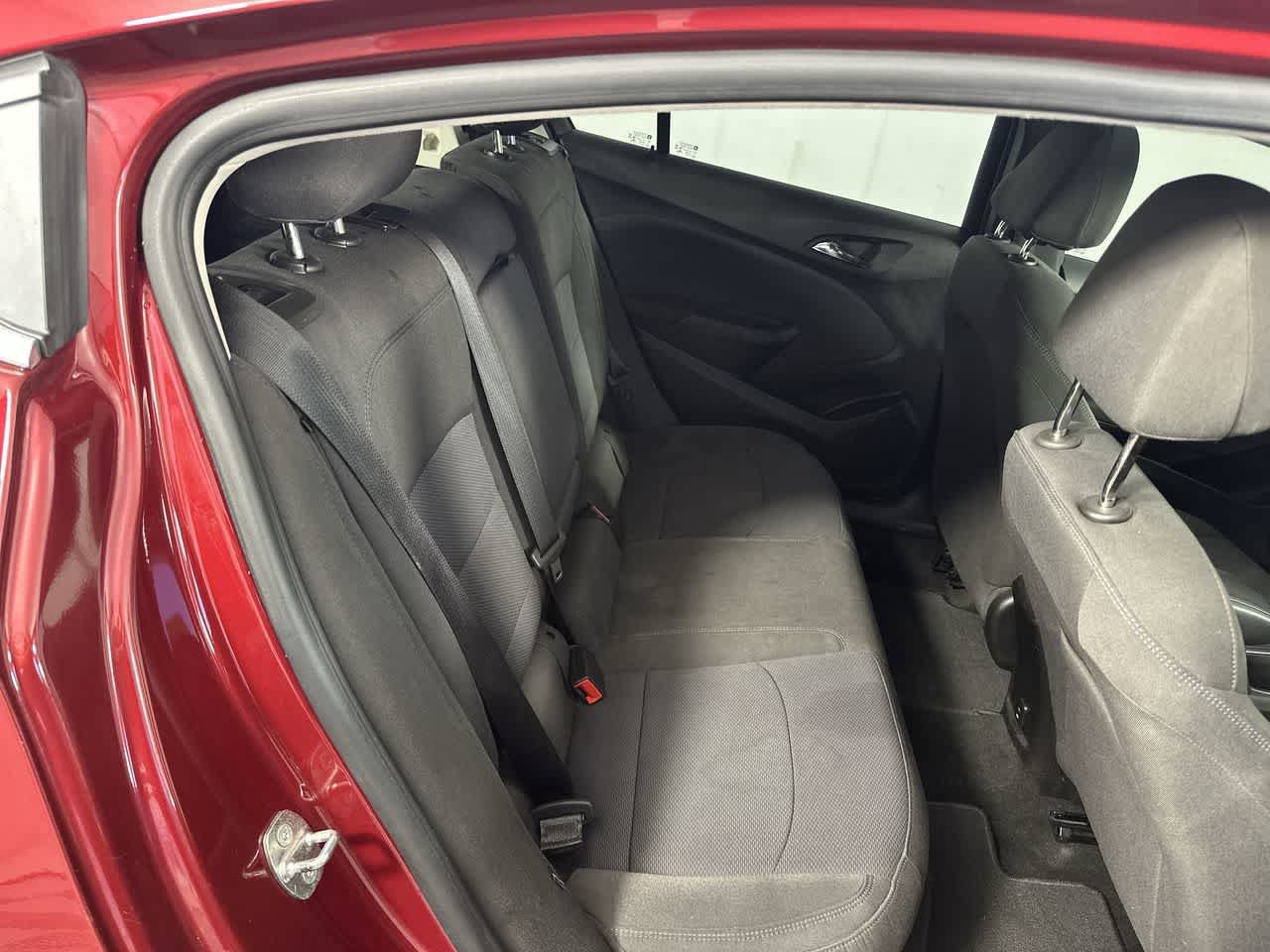 Used 2018 Chevrolet Cruze LT w/ Sun And Sound Package FWD image 20