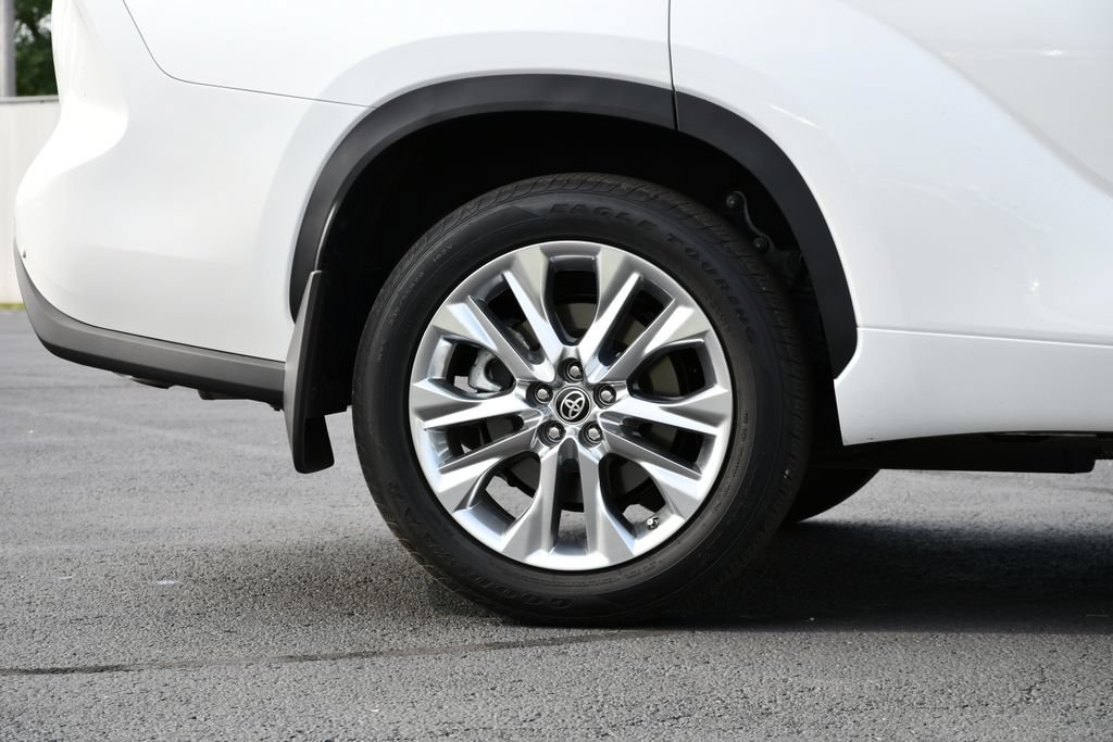 Used 2024 Toyota Highlander Limited FWD image 10