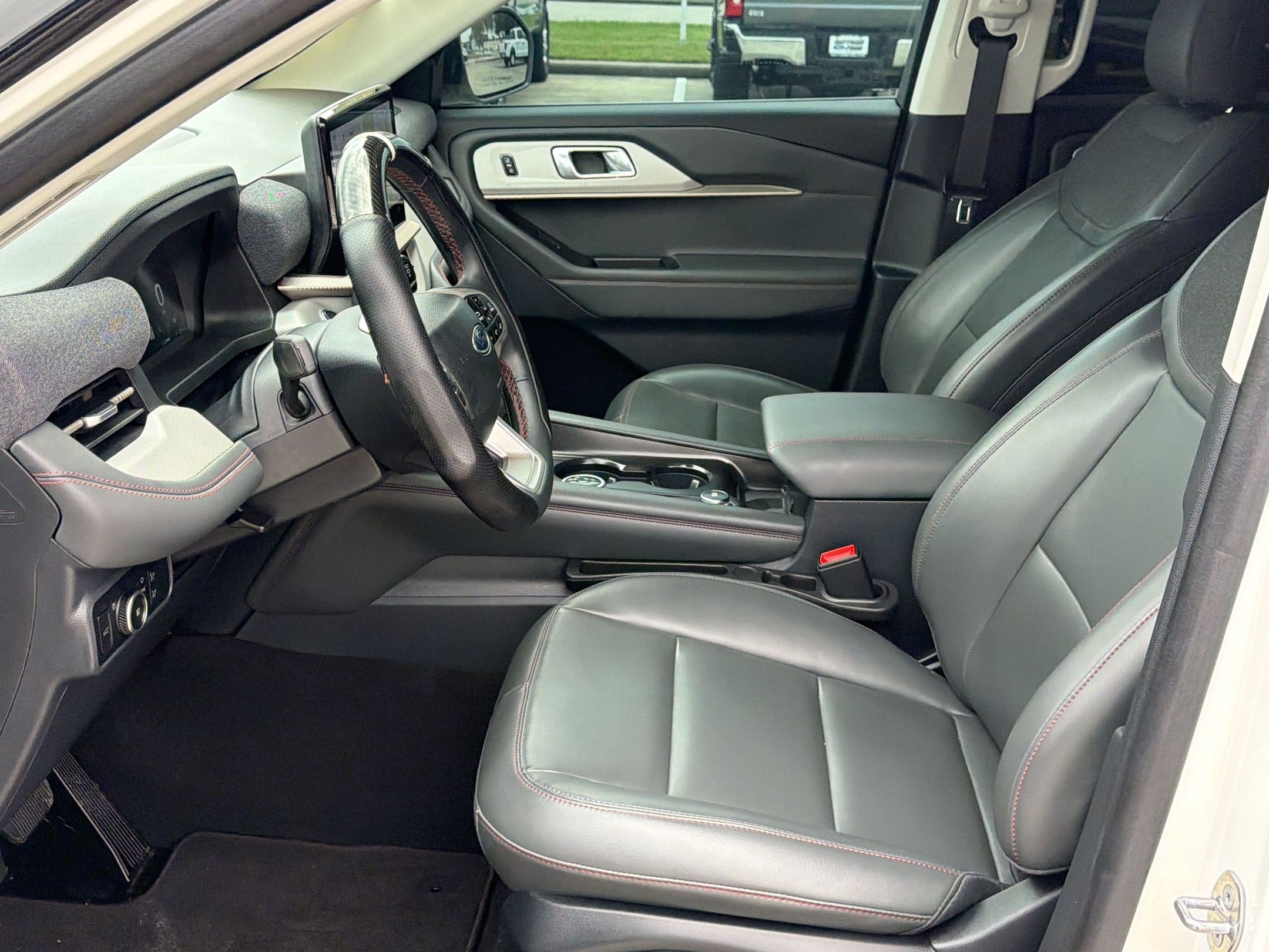 Used 2025 Ford Explorer Active w/ Active Comfort Package RWD image 5