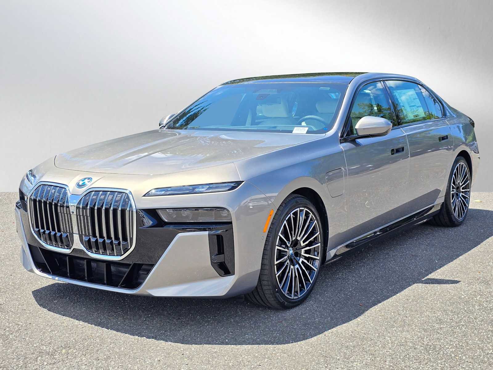 Used 2025 BMW 750e xDrive w/ Executive Package image 7