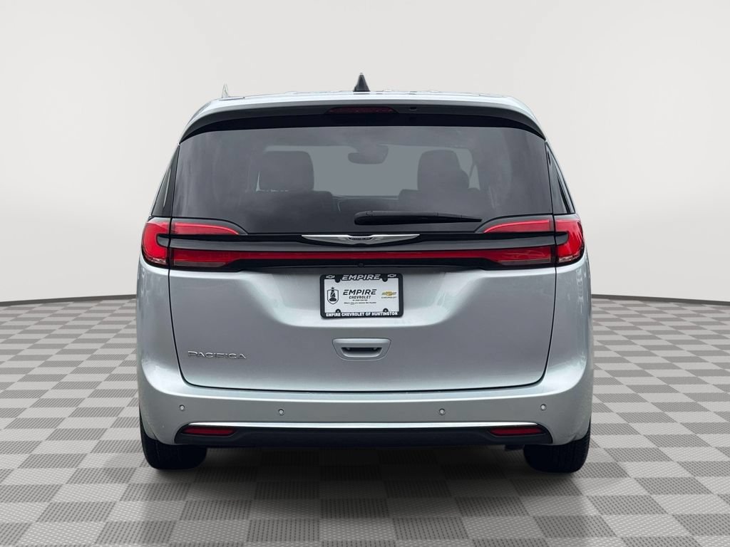 Used 2023 Chrysler Pacifica Touring-L FWD image 6