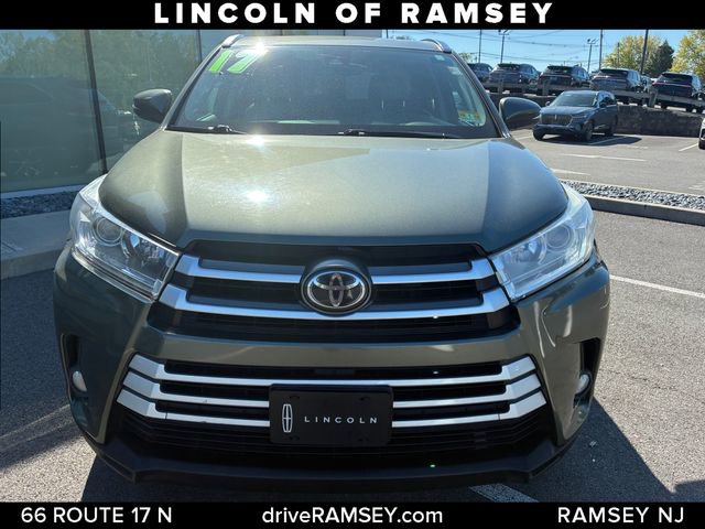 Used 2017 Toyota Highlander XLE w/ Carpet Mat Package AWD/4WD image 10