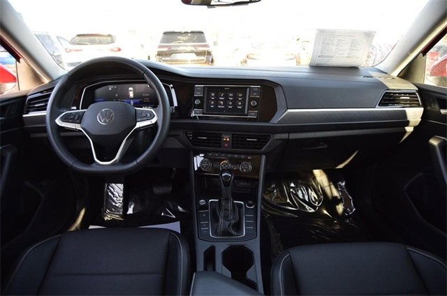 Certified 2024 Volkswagen Jetta SE w/ Panoramic Sunroof Package image 7