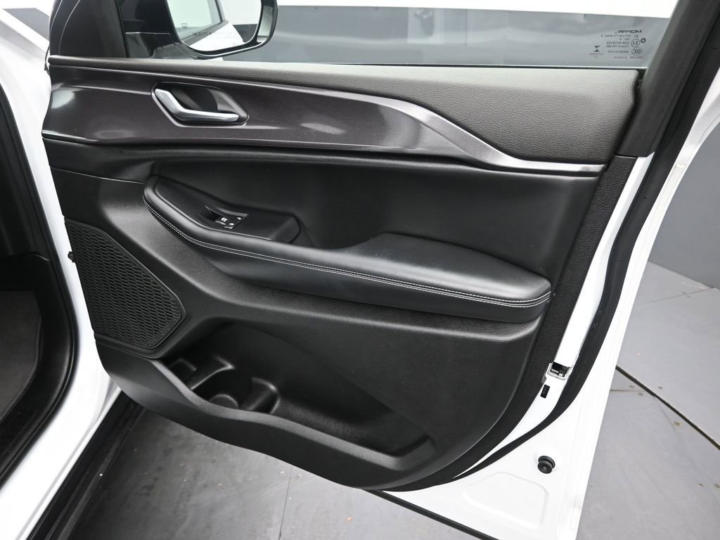 Used 2023 Jeep Grand Cherokee L Laredo image 17