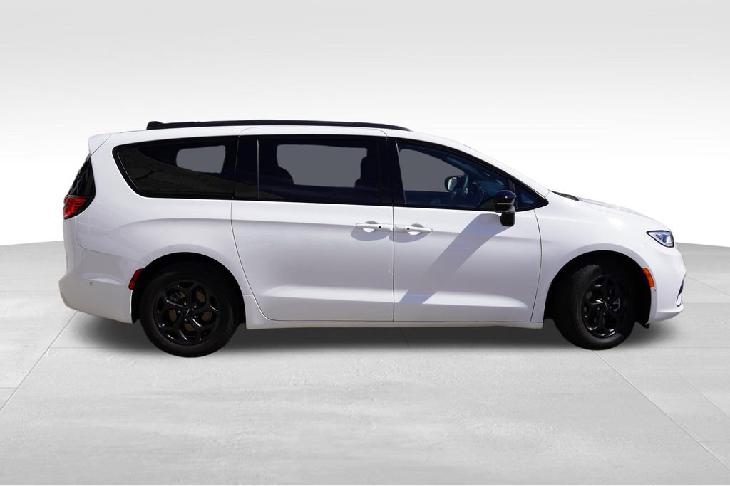 Used 2024 Chrysler Pacifica Premium image 3