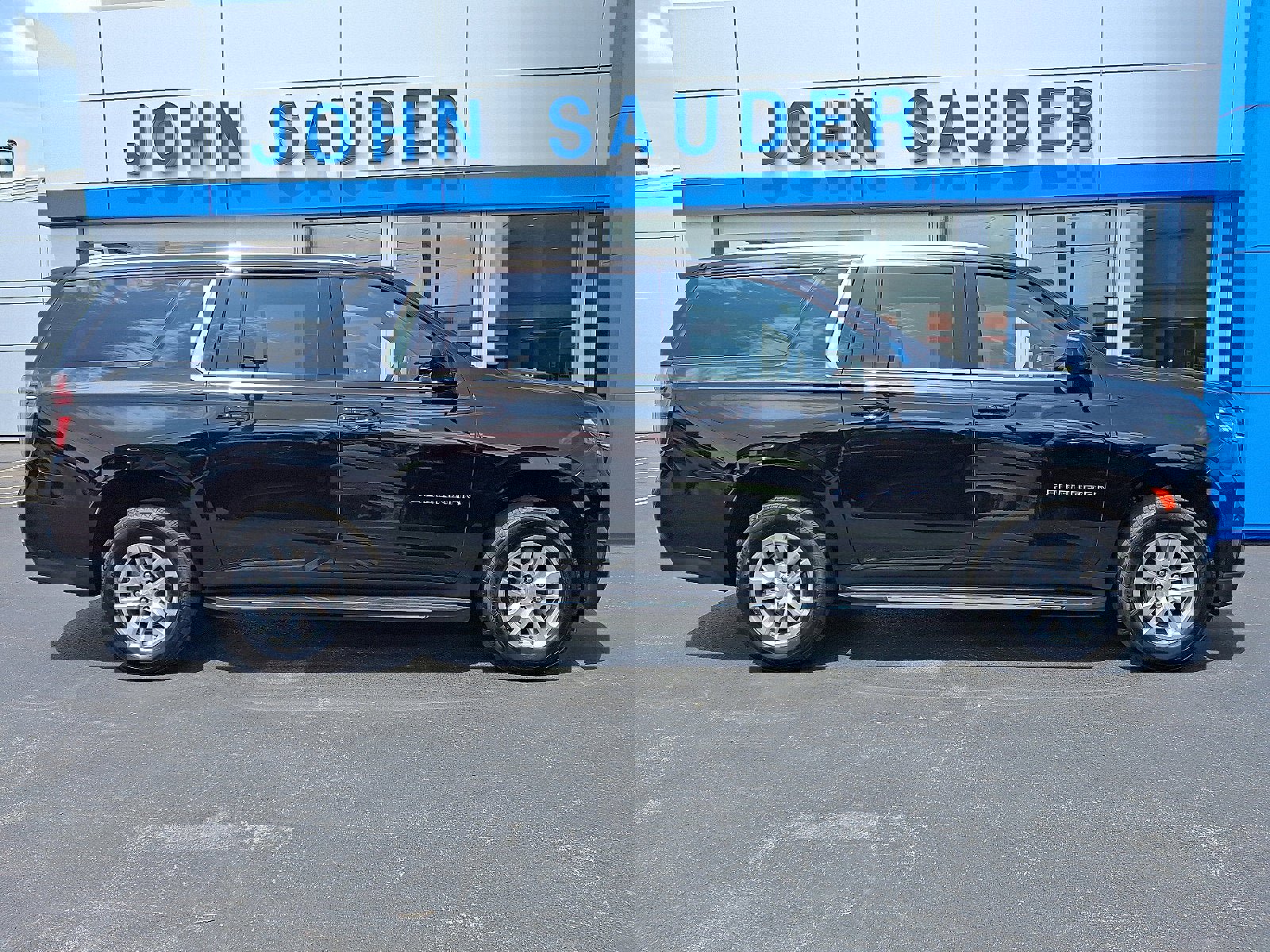 Used 2024 Chevrolet Suburban LS image 7