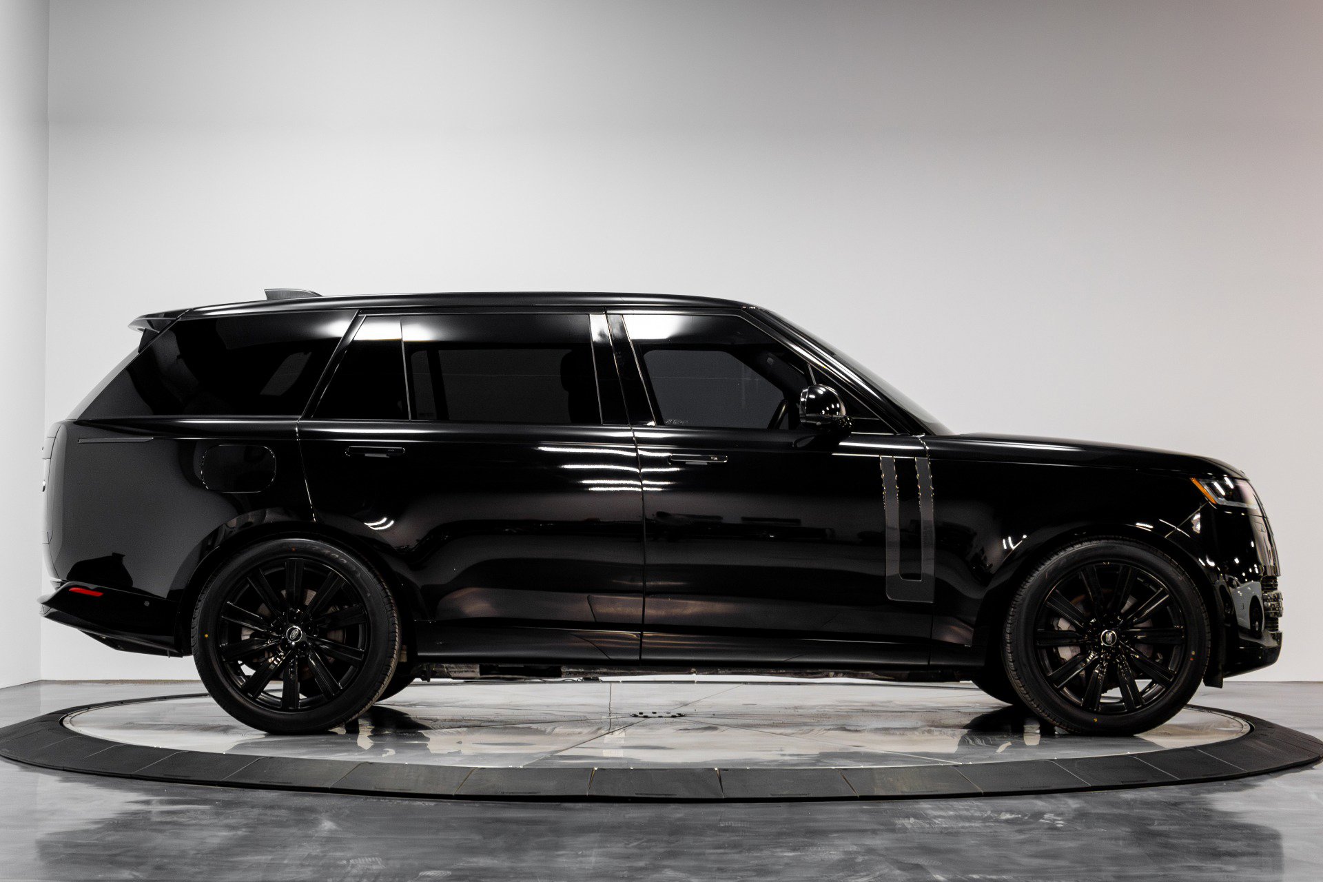 Used 2023 Land Rover Range Rover Long Wheelbase SE image 15