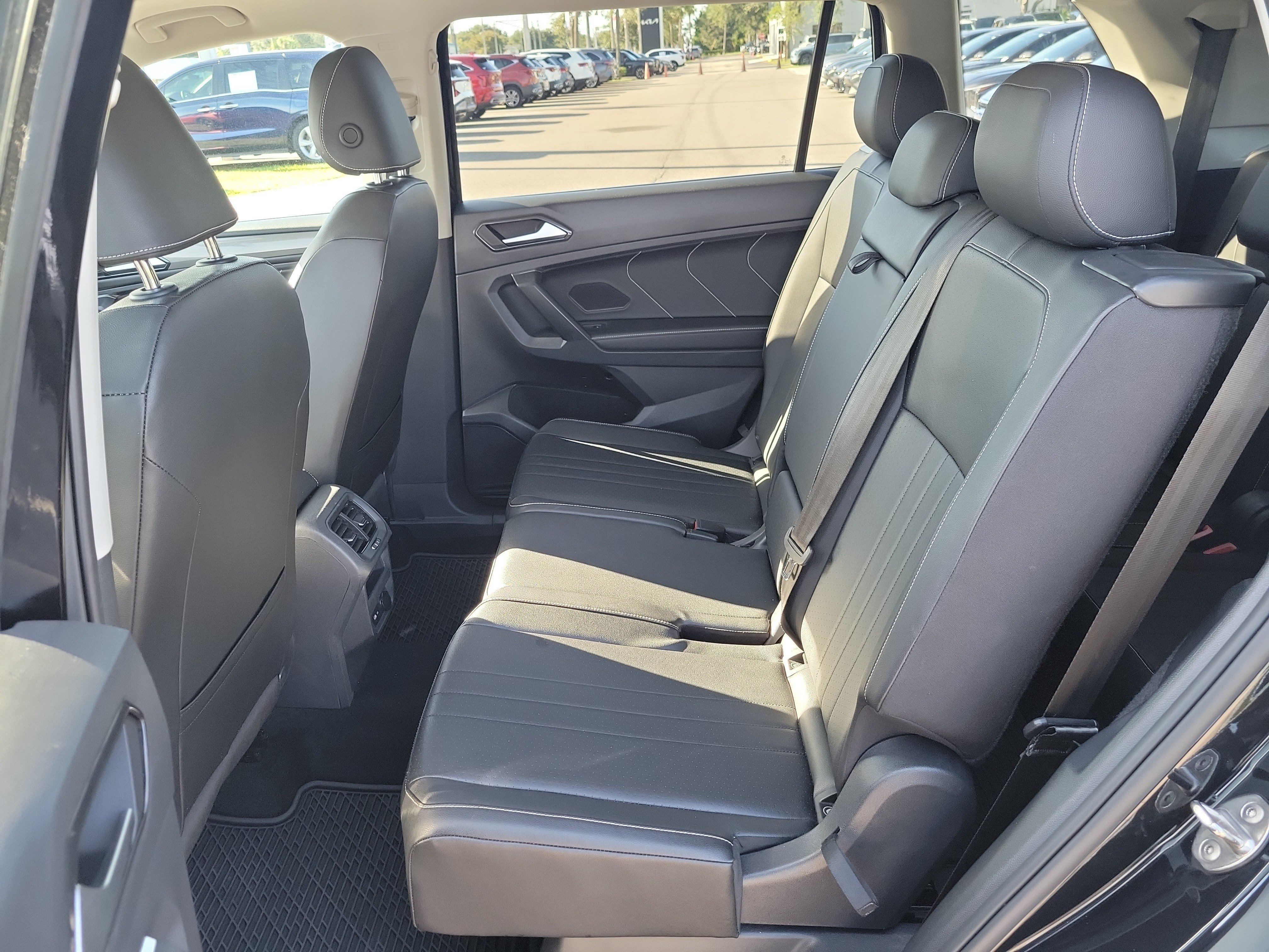 Used 2023 Volkswagen Tiguan SE w/ Panoramic Sunroof Package FWD image 15