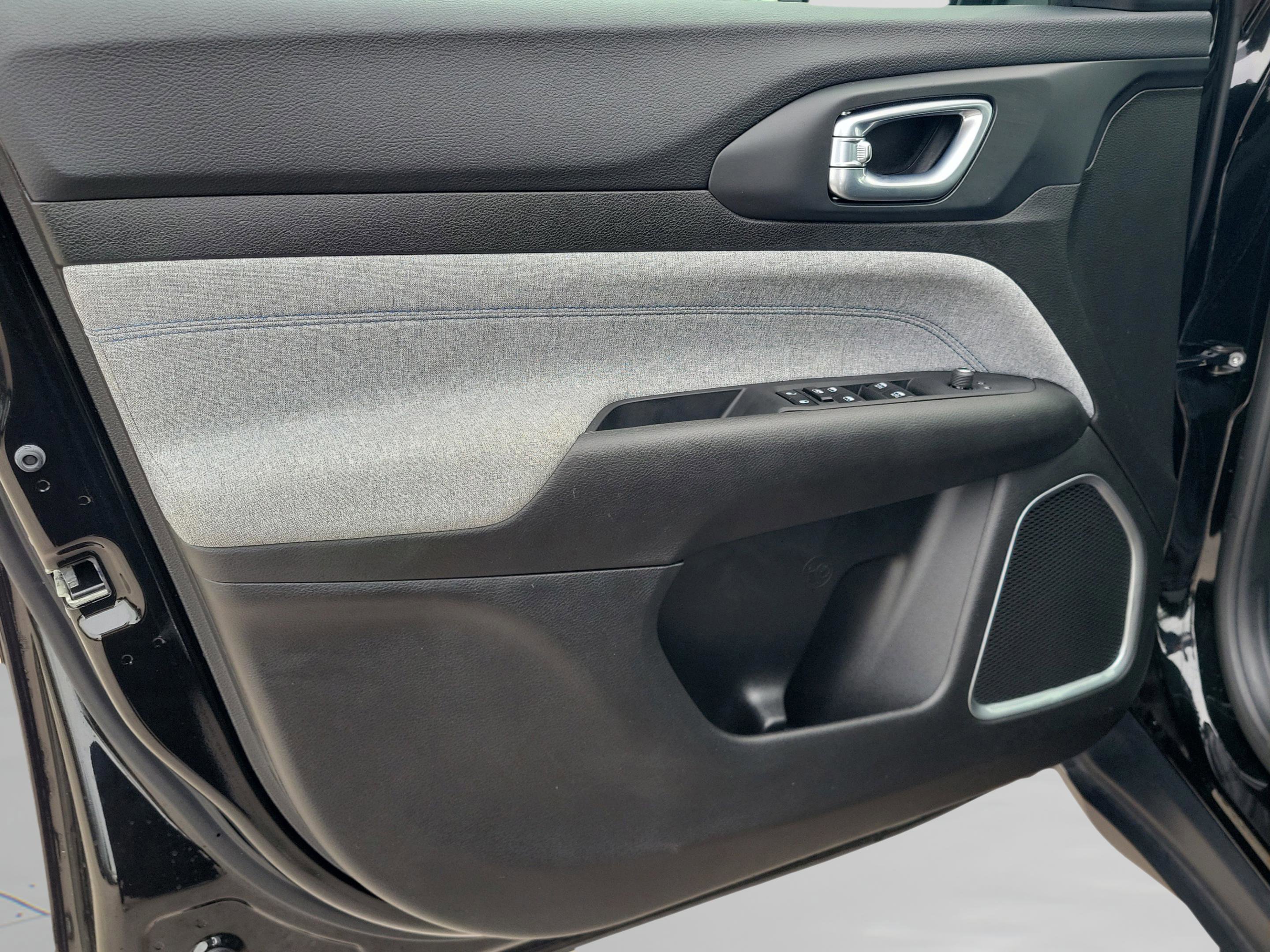 Used 2025 Jeep Compass Latitude image 29