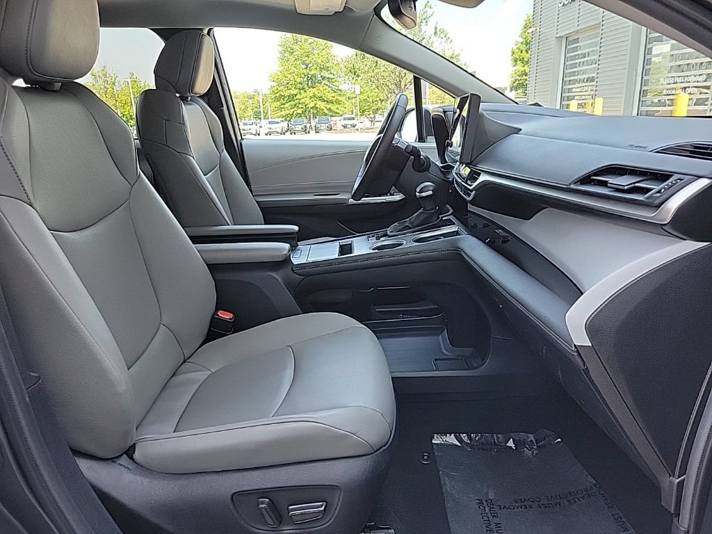 Used 2025 Toyota Sienna XLE FWD image 18