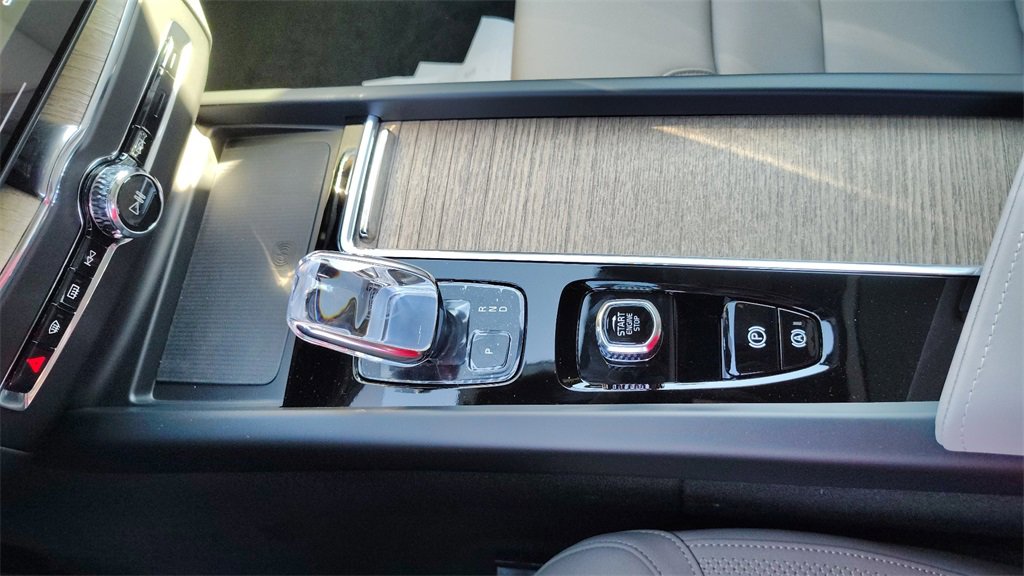 New 2026 Volvo XC60 B5 Plus w/ Climate Package image 18