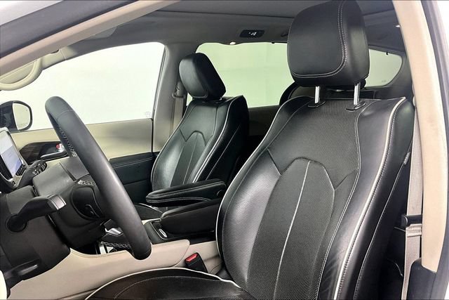 Used 2023 Chrysler Pacifica Limited FWD image 25
