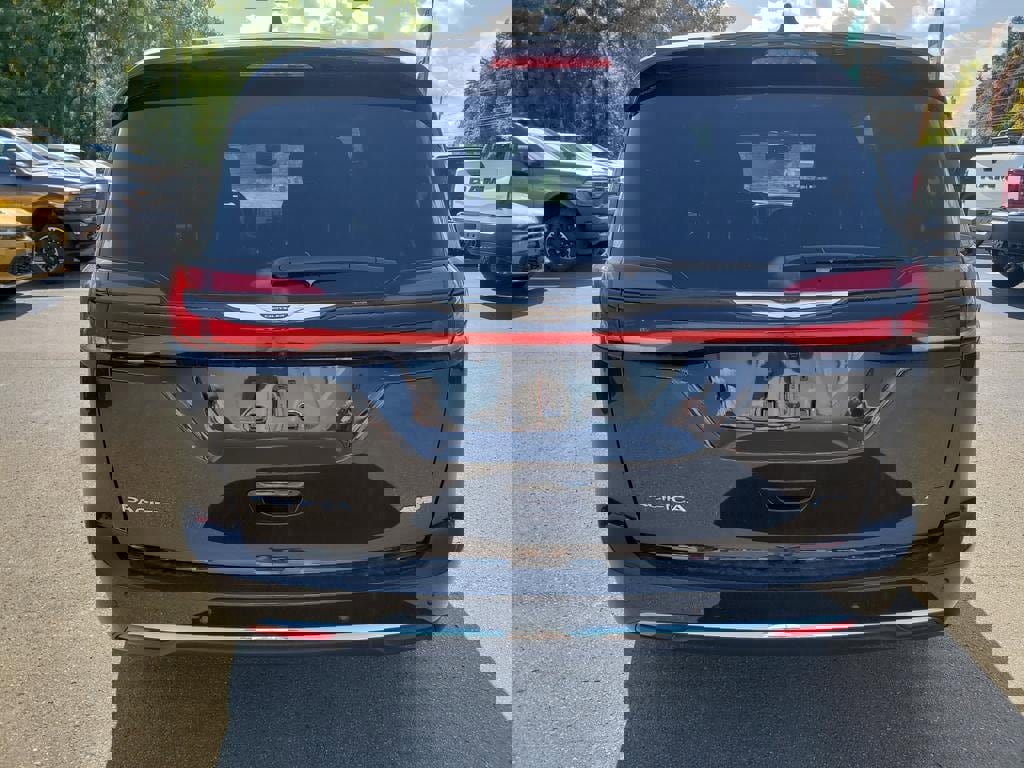 New 2026 Chrysler Pacifica Select image 6