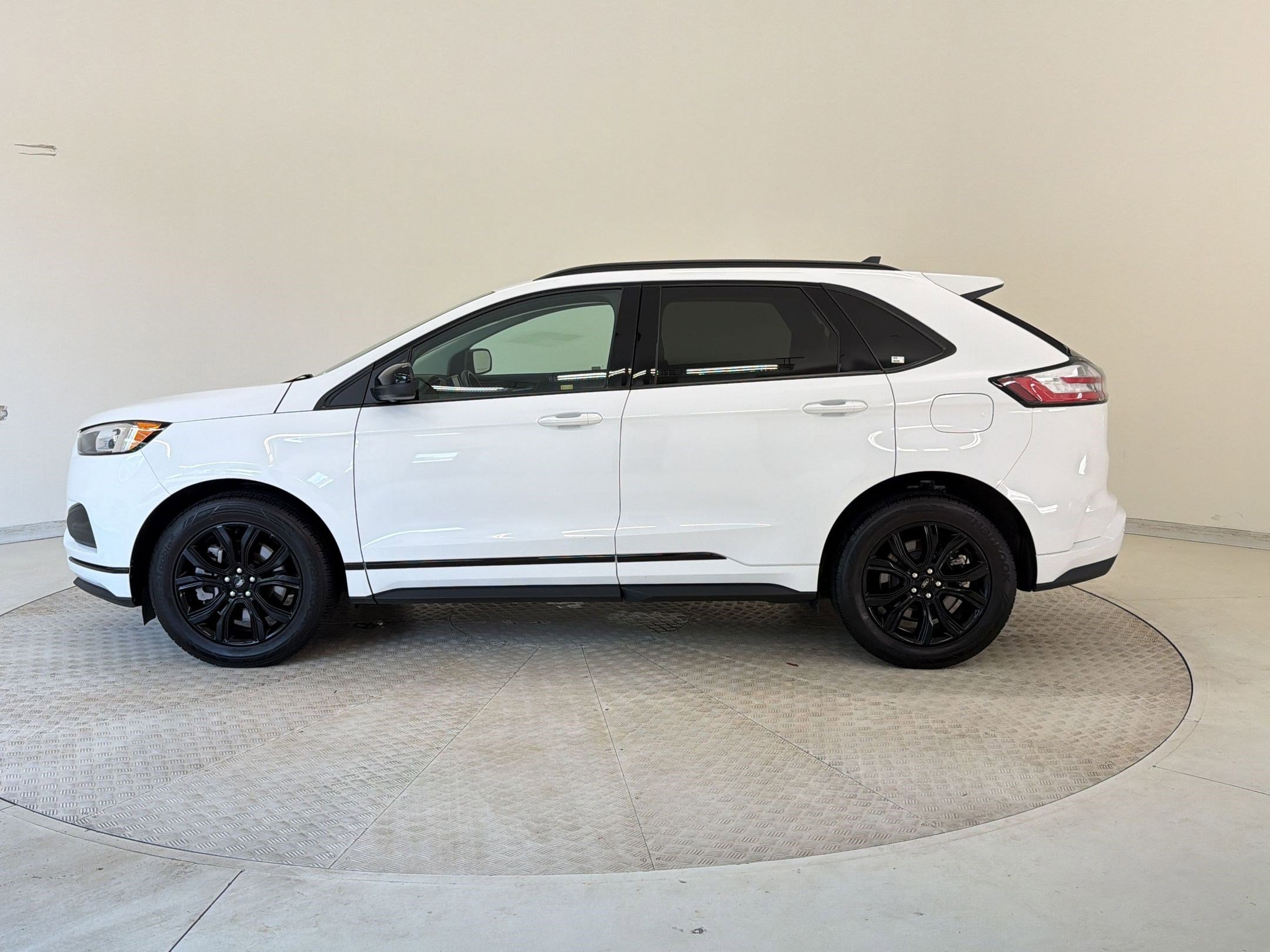 Certified 2024 Ford Edge SE w/ Black Appearance Package image 2