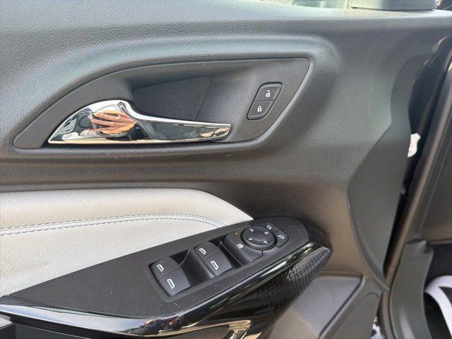 Used 2025 Chevrolet Trax LT w/ LT Convenience Package image 12