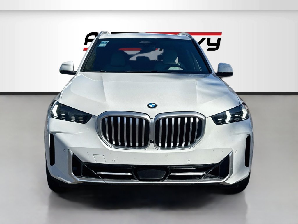 Used 2024 BMW X5 xDrive40i w/ Parking Assistance Package AWD/4WD image 2