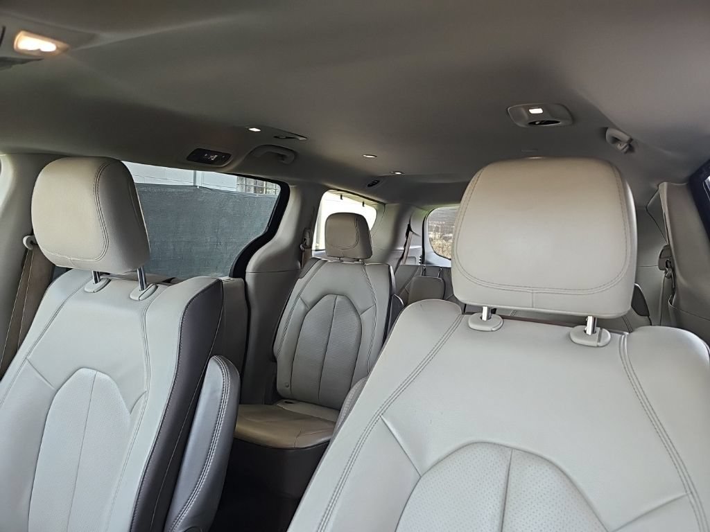Used 2018 Chrysler Pacifica Touring-L Plus w/ Advanced Safetytec Group FWD image 11