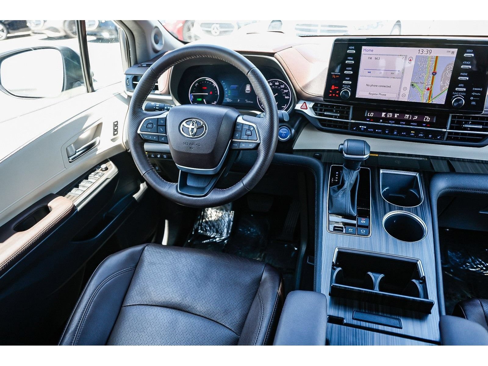 Used 2024 Toyota Sienna Platinum FWD image 15