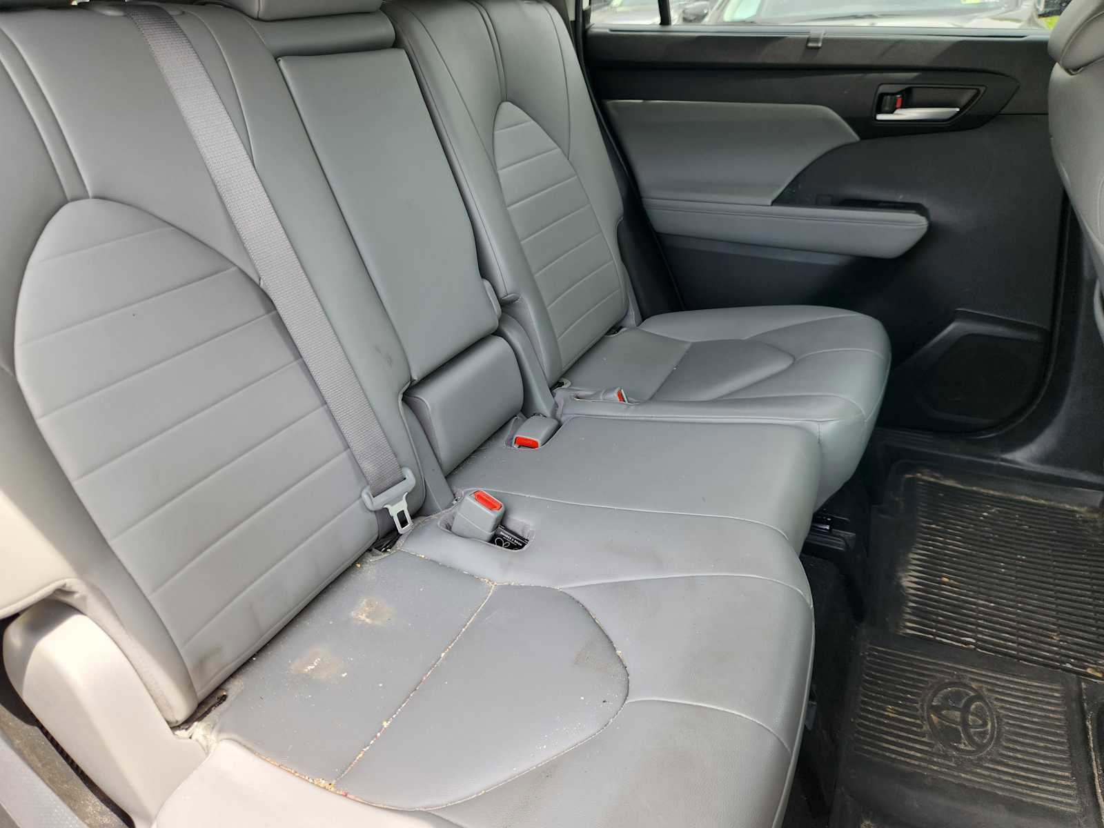 Used 2023 Toyota Highlander XLE FWD image 17