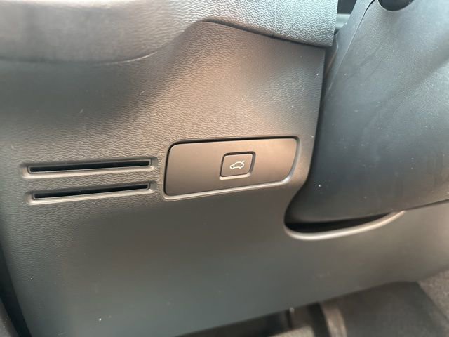 Certified 2023 Volvo XC40 B5 Plus w/ Climate Package image 31