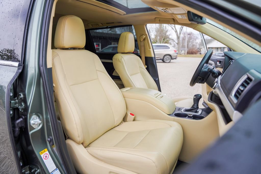 Used 2019 Toyota Highlander XLE w/ Carpet Mat Package (TMS) AWD/4WD image 36