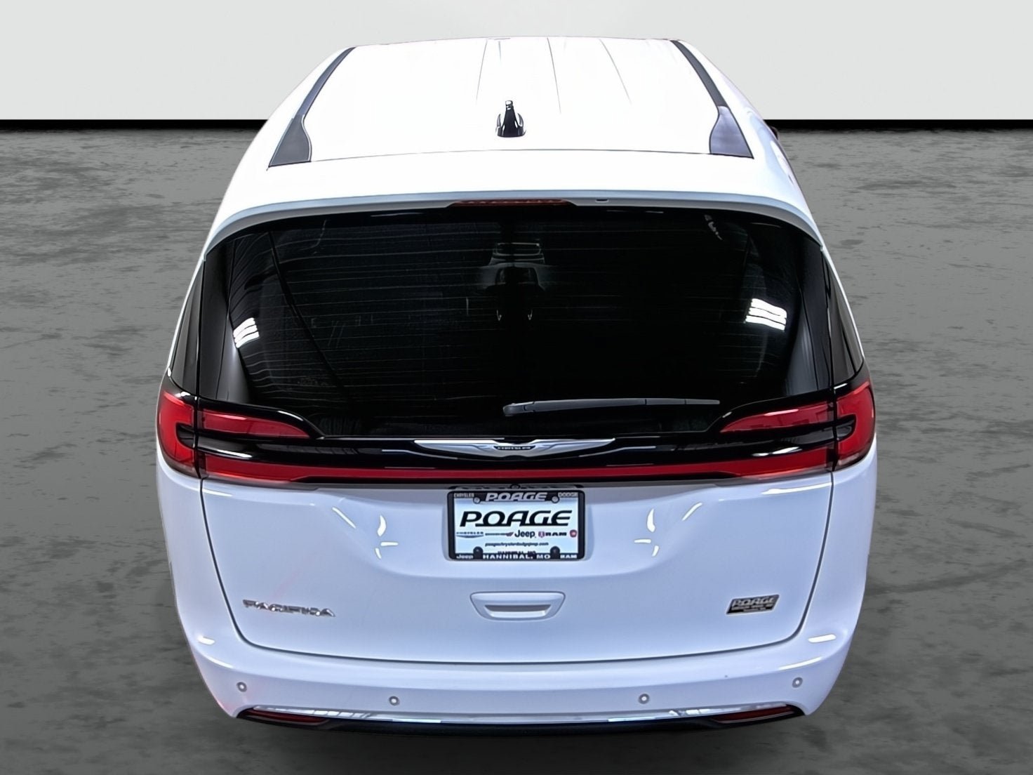 Used 2024 Chrysler Pacifica Touring-L w/ Uconnect Theater Family Group FWD image 3