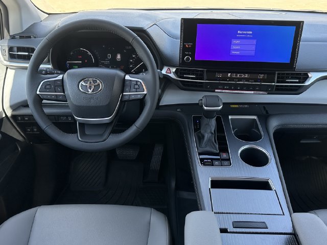 Used 2026 Toyota Sienna XLE FWD image 11