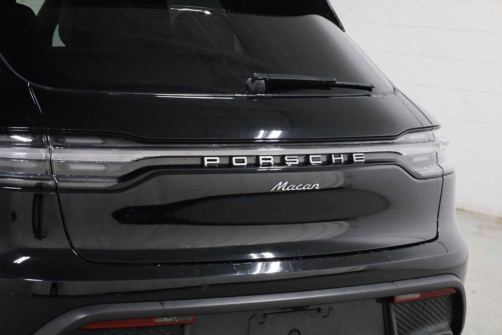 Certified 2024 Porsche Macan AWD/4WD image 9