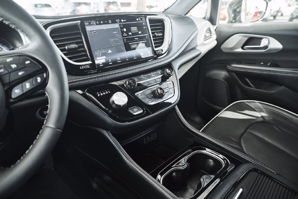 Used 2025 Chrysler Pacifica Limited FWD image 37