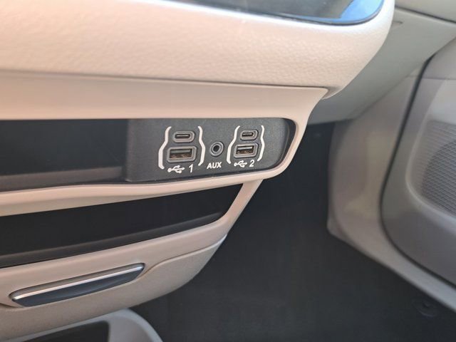 Used 2023 Chrysler Pacifica Touring-L FWD image 16