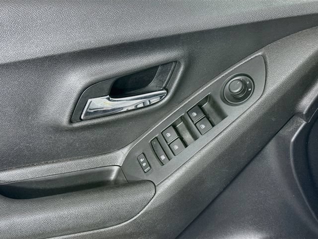 Used 2020 Chevrolet Trax LT w/ Sun & Sound Package FWD image 18