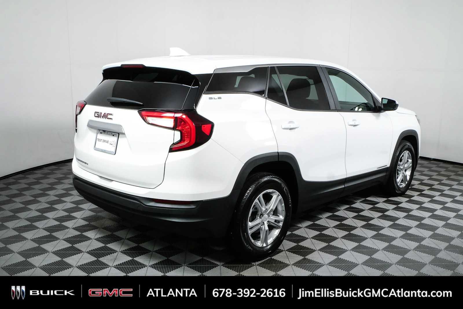 Used 2023 GMC Terrain SLE FWD image 3