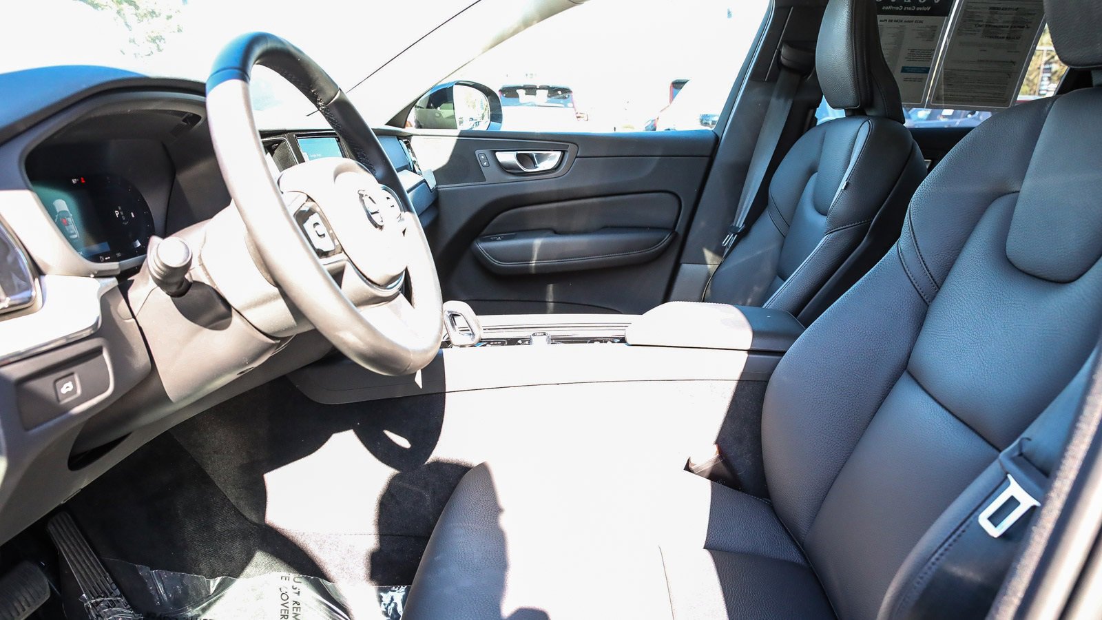 Used 2025 Volvo XC60 B5 Plus image 17