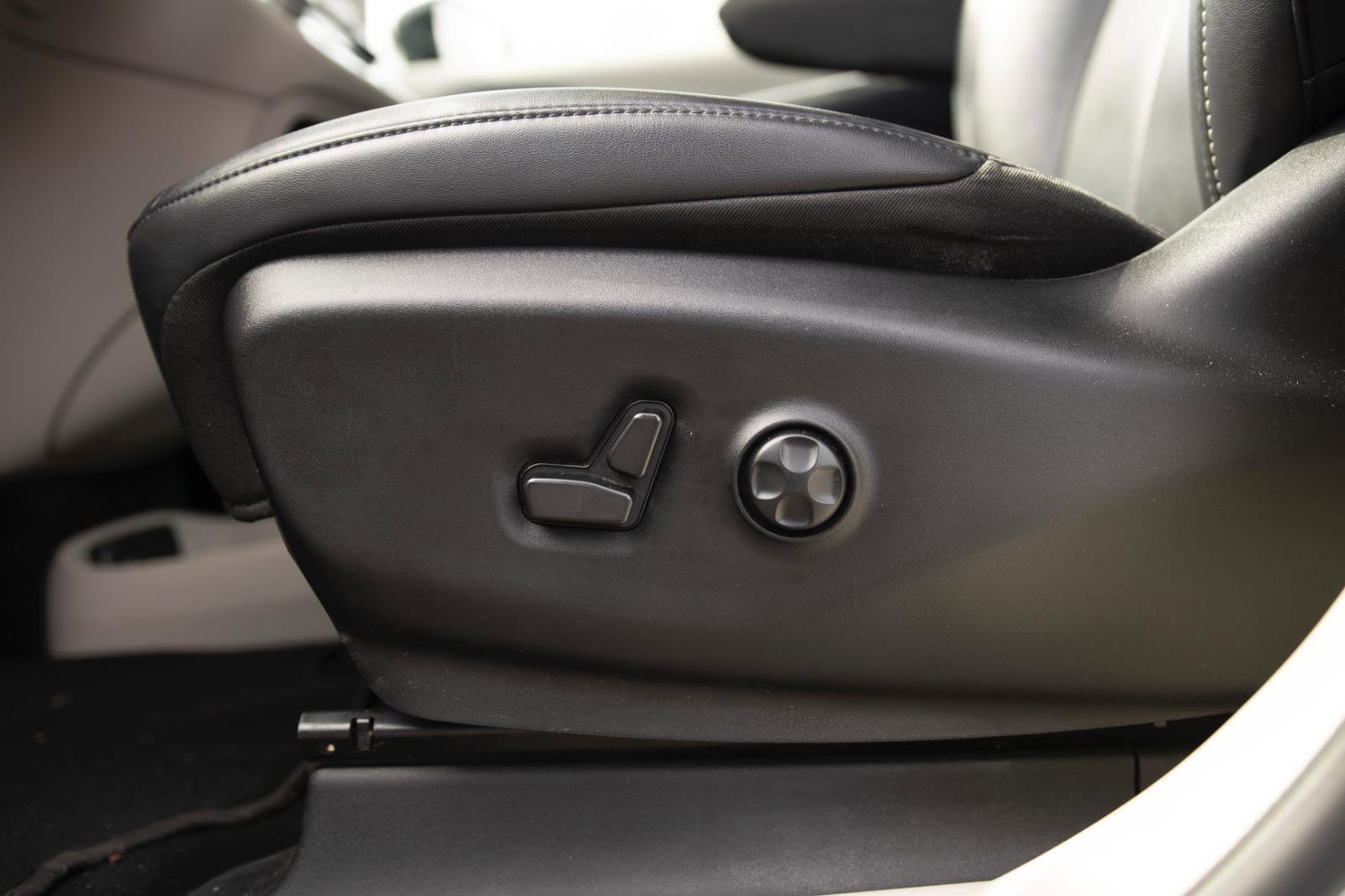 Used 2024 Chrysler Pacifica Touring-L image 15