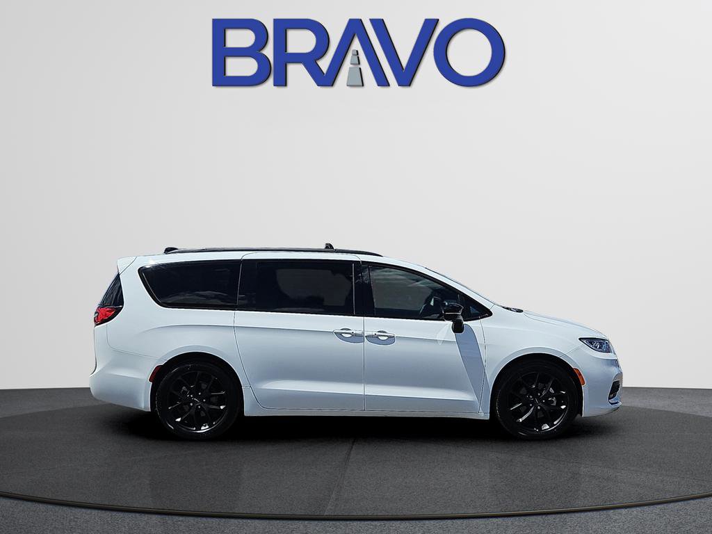 Used 2025 Chrysler Pacifica Limited image 3