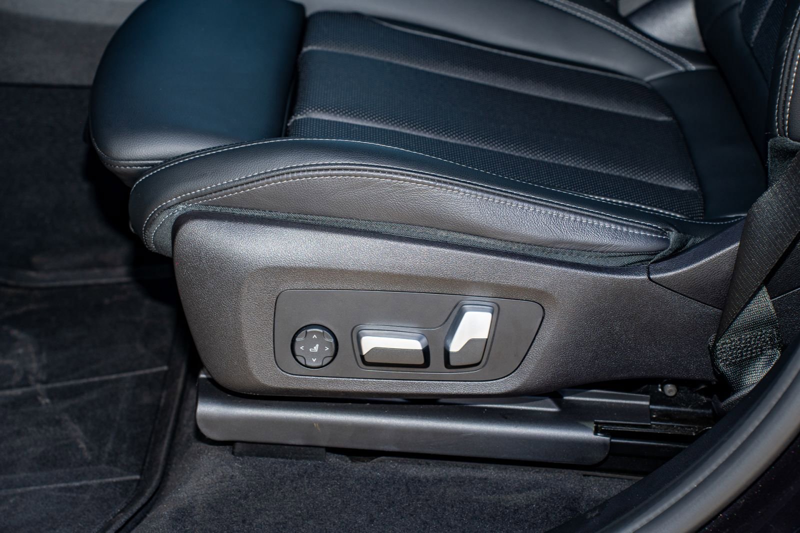 Used 2023 BMW X4 xDrive30i w/ Premium Package image 30